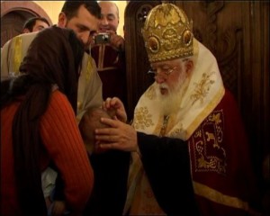 katolikos-patriarx_vseya_gruzii_iliya_ii_provodit_kreshhenie_detej